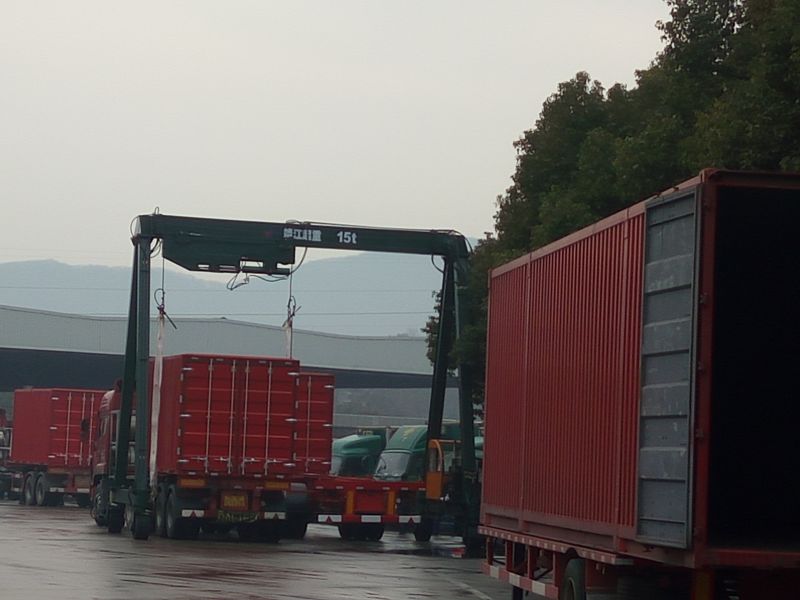 15T集裝箱門式起重機1.jpg 15T集裝箱門式起重機1.jpg